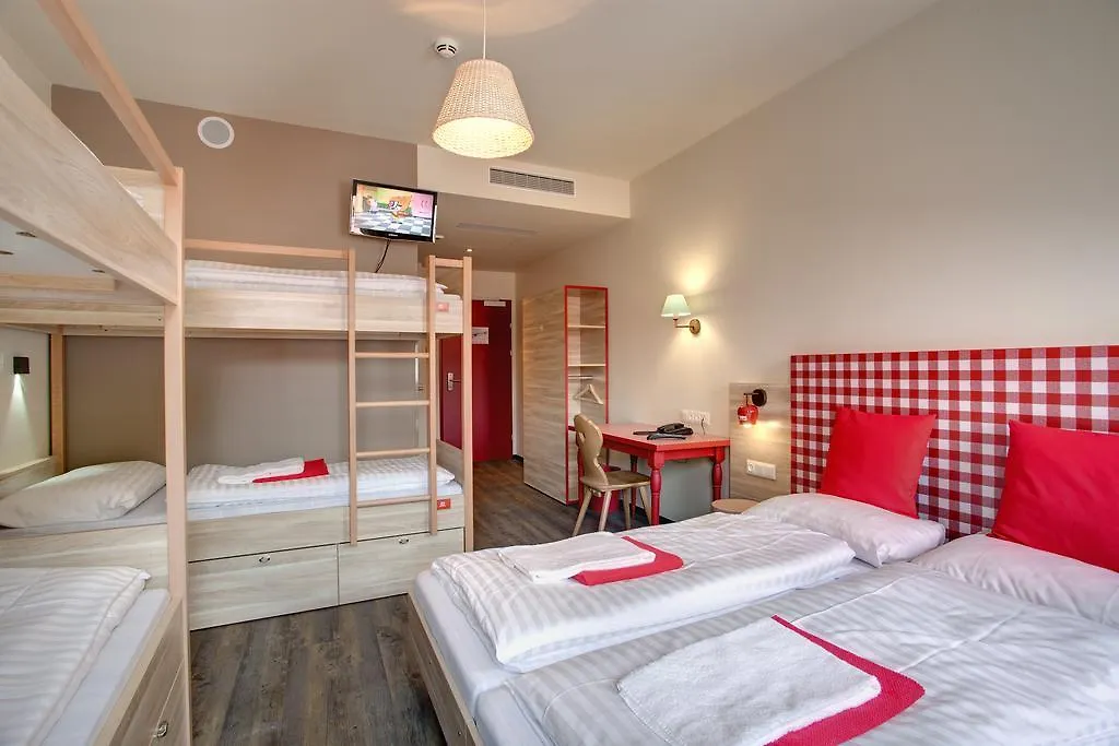 Meininger Hotel Salzburg City Center 3*,