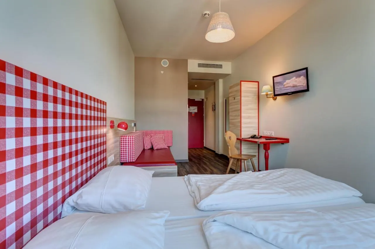 Meininger Hotel Salzburg City Center 3*,